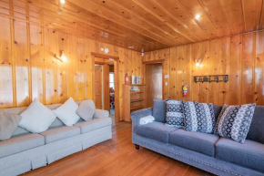 Nana's Cottage Retreat - Mountain retreat on a fenced lot and an original gold mountain fireplace!